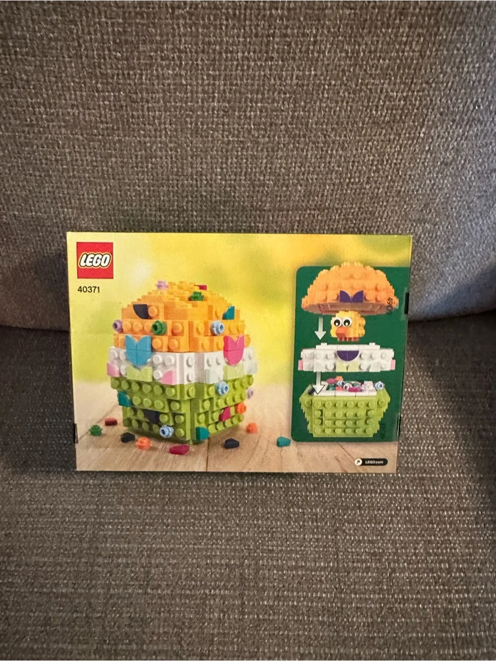 LEGO Green and Orange Chick Brick Box with Colorful Studs 40371
